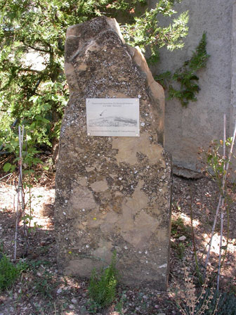 Monòlit i placa commemorativa